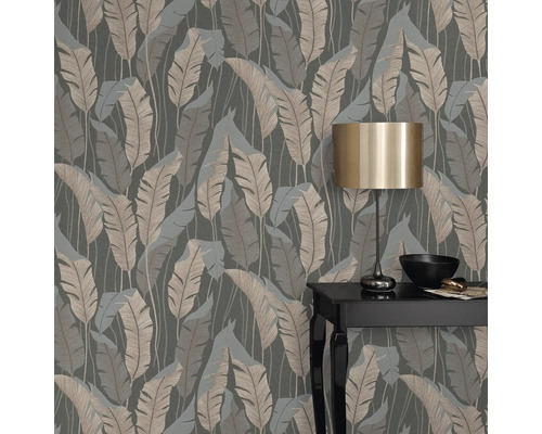 Behang met bladerpatroon en tafel met lamp