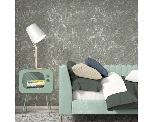 Woonkamer met patroonbehang, bank en tafellamp