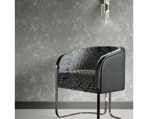 Scene met een fauteuil met bladerenmotief voor een patroonbehang