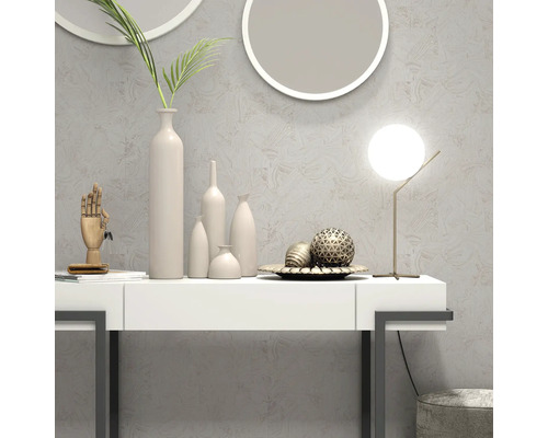 Decoratieve opstelling met vazen, tafellamp en houten hand op een witte tafel