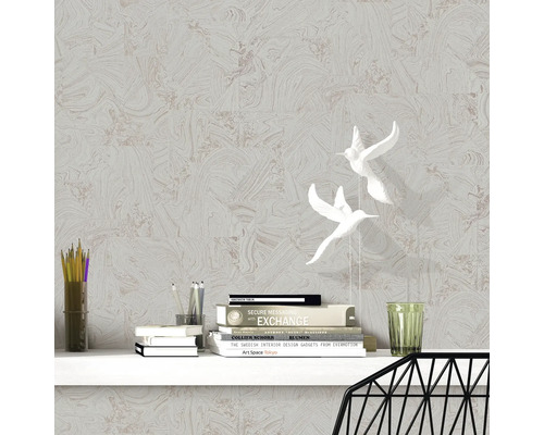 Decoratief behang met marmerpatroon op een kantoormuur.