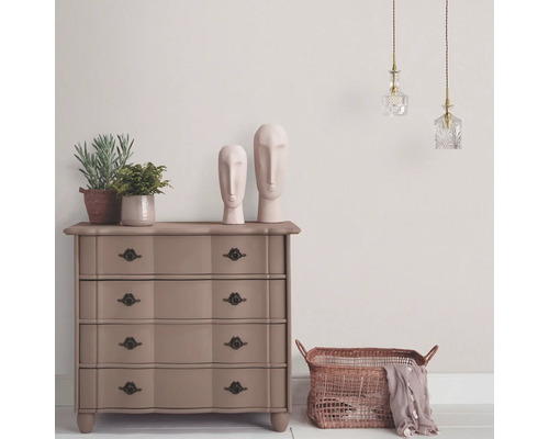 Kast met lades, decoratie en verlichting in een lichte ruimte