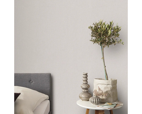 Slaapkamer met bed, bijzettafel en olijfboombehang