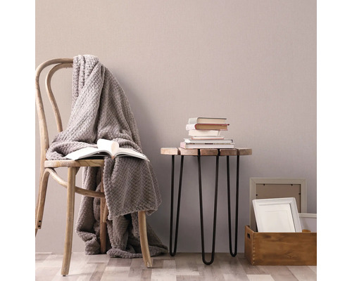 Scene met houten stoel, deken, boek en bijzettafel met boeken