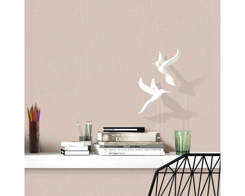 Scene met bureau, boeken, pennen en decoratieve vogelbeeldjes