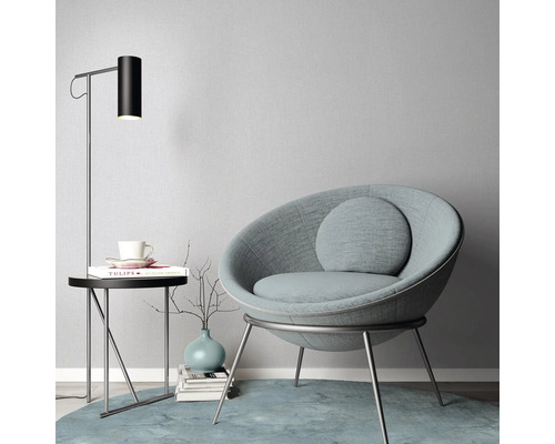 Leeshoek met fauteuil, staande lamp en bijzettafel