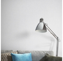 Behang op muur boven bank met vloerlamp