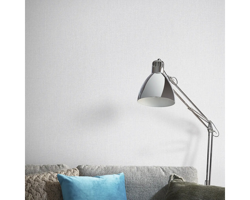 Behang op muur boven bank met vloerlamp