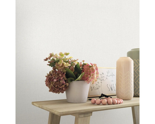 Close-up van een gestructureerd behang met bloemstuk en decoraties op een tafel