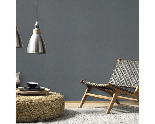 Modern interieur met fauteuil, kruk, lampen en grijze muur