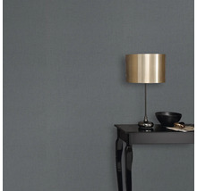 Close-up van een grijs vliesbehang in de woonkamer.