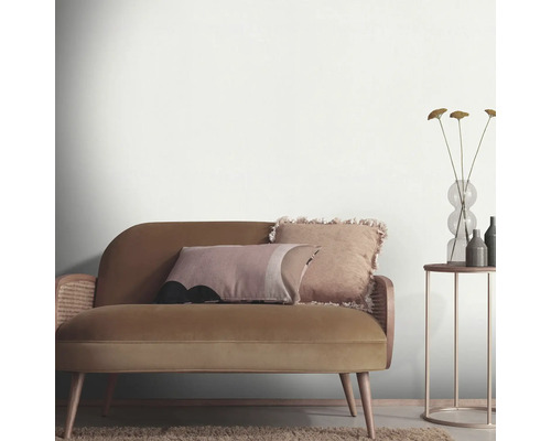 Gezellig interieur met bank, kussens en bijzettafel