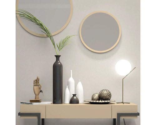 Decoratief interieur met dressoir, spiegels, vazen en lamp