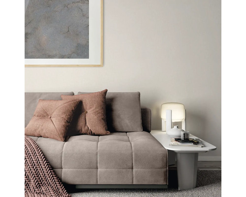 Woonkamer met bank, kussens en bijzettafel met lamp