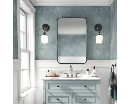 Badkamer met wastafel, spiegel en wandlampen