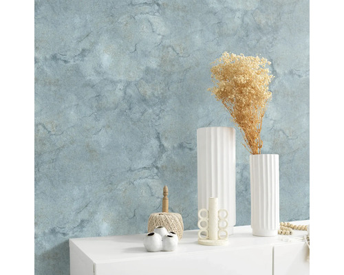 Decoratief stilleven met behang, vazen en andere decoratieve objecten op een wit dressoir.