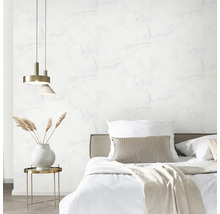 Slaapkamer met bed, nachtkastje en marmeren muur