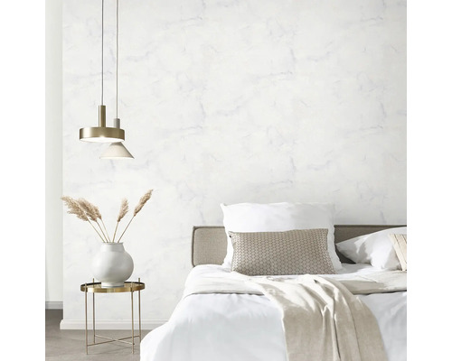 Slaapkamer met bed, nachtkastje en marmeren muur