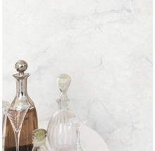 Decoratieve glazen flessen en glazen op een tafel