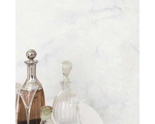 Decoratieve glazen flessen en glazen op een tafel