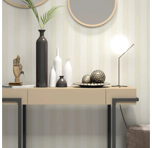 Decoratieve opstelling op een consoletafel met vazen, bollen, lamp en houten hand