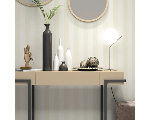 Decoratieve opstelling op een consoletafel met vazen, bollen, lamp en houten hand