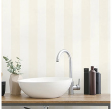 Moderne badkamer met wastafel, kraan, zeepdispenser en gestreept behang