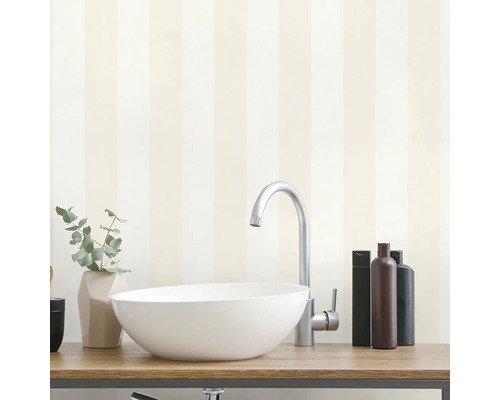 Moderne badkamer met wastafel, kraan, zeepdispenser en gestreept behang