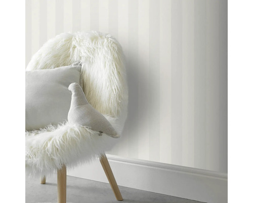 Kamerzicht met gestreept behang en stoel met kussens