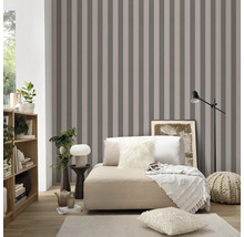 Woonkamer met gestreept behang, bank en decoratie