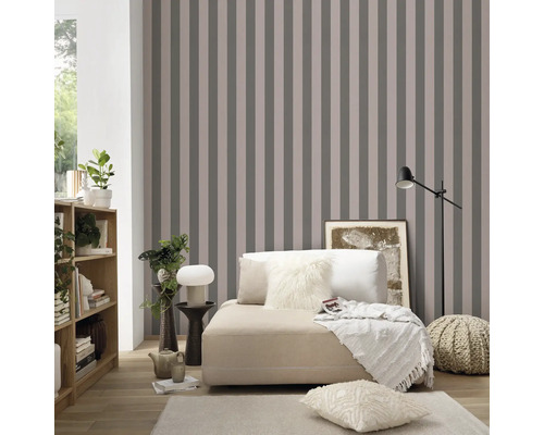 Woonkamer met gestreept behang, bank en decoratie