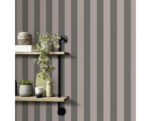 Kamer met gestreept behang en wandplank