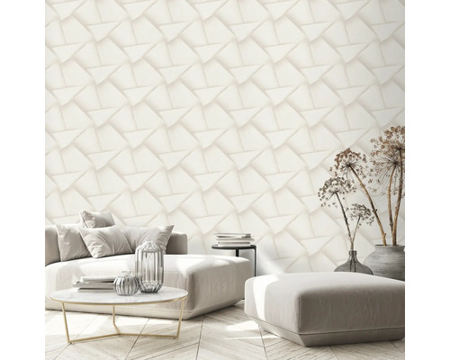 Woonkamer met bank, salontafel, kruk en driedimensionaal behang