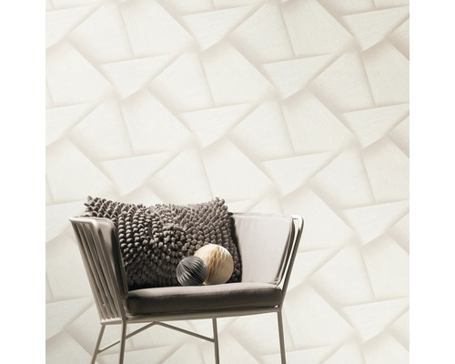 Licht interieur met fauteuil en geometrisch behang