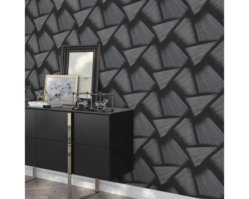 Woonkamer met zwart dressoir en behang met geometrisch driehoekpatroon