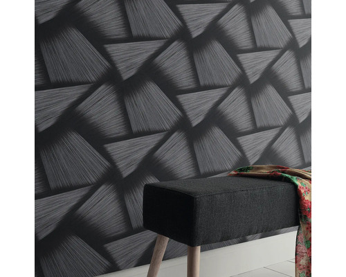 Close-up van een muur met geometrisch behang en een bank