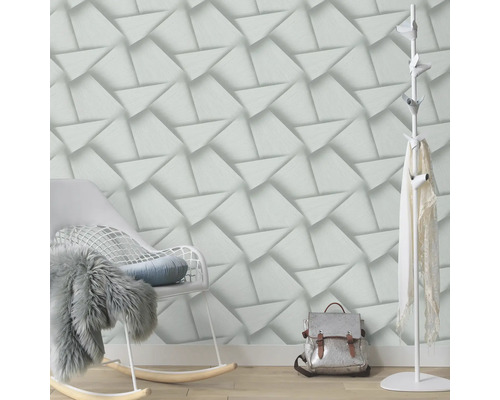 Scene met een driehoekig behang, een schommelstoel en een kapstok.