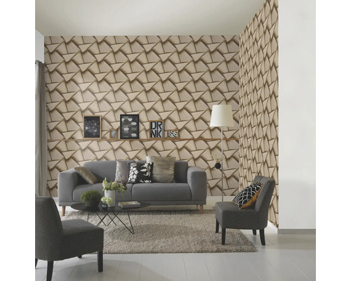 Woonkamer met grijze bank, fauteuils, tapijt en behang met driedimensionaal driehoekpatroon