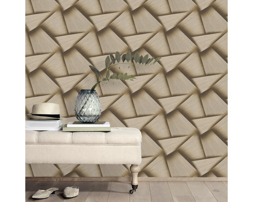 Scene met driehoekig behang met houtlook en decoratieve objecten