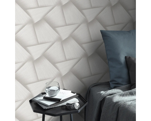 Woonkamerscène met een wit 3D-behang met geometrisch ontwerp.