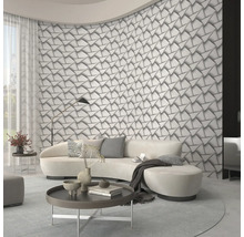 Moderne woonkamer met driehoekig designbehang, bank en salontafel