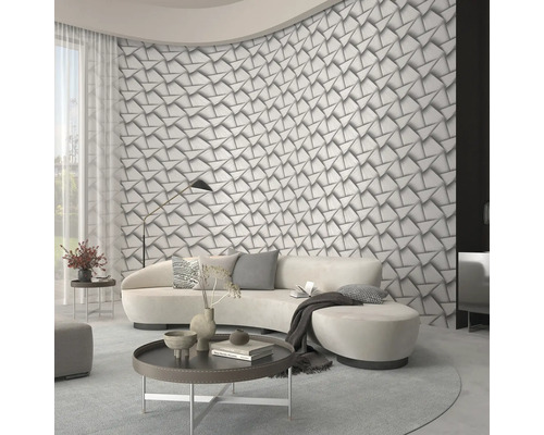 Moderne woonkamer met driehoekig designbehang, bank en salontafel