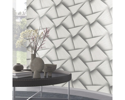 Behang met geometrisch driehoekpatroon in een moderne woonkamer
