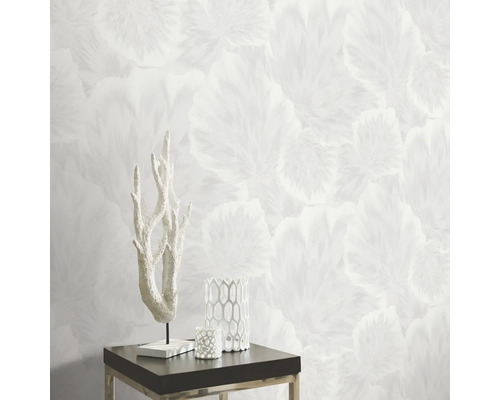 Licht behang met bloemmotief en decoratie op een tafel