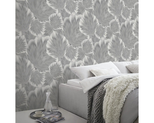 Slaapkamer met bloemenbehang, bed en nachtkastje