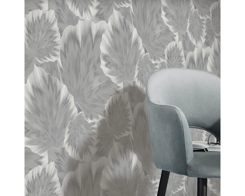 Close-up van een muur met bloemenbehang en een fauteuil