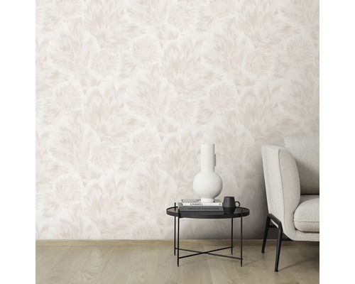 Woonkamer met bloemenbehang, bijzettafel, decoratie en fauteuil