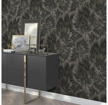 Decoratief donker behang met bloemmotief in de woonkamer boven een dressoir