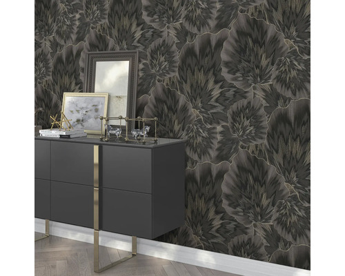 Decoratief donker behang met bloemmotief in de woonkamer boven een dressoir