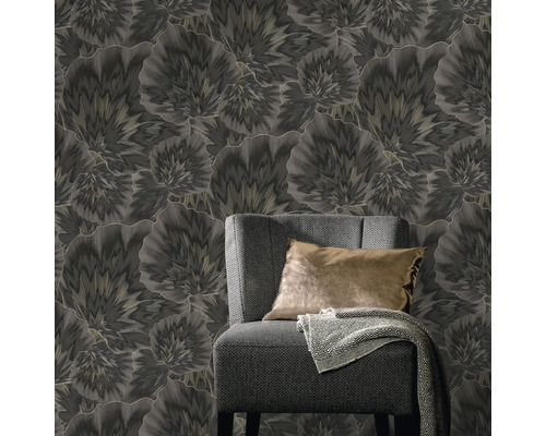 Close-up van een kamer met een grijze stoelset tegen een bloemenbehang